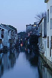 《逃离鸭科夫》销量超100万 Steam在线超25万人